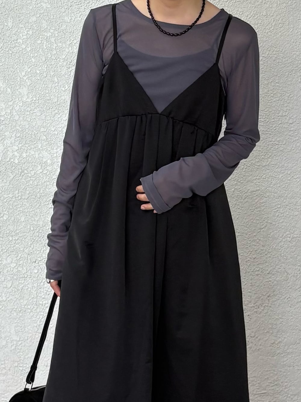 ブラック系のワンピース、グレー系のTシャツ/カットソーを着用したレディースの夏コーディネートの2枚目の写真