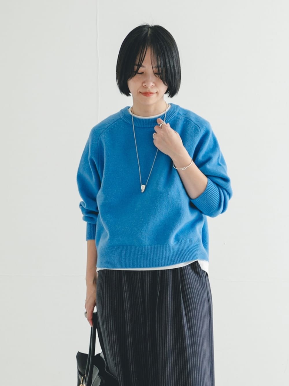 ブラック系のローファー、ブラック系のトートバッグ、その他のその他パンツを着用したレディースの冬コーディネートの3枚目の写真