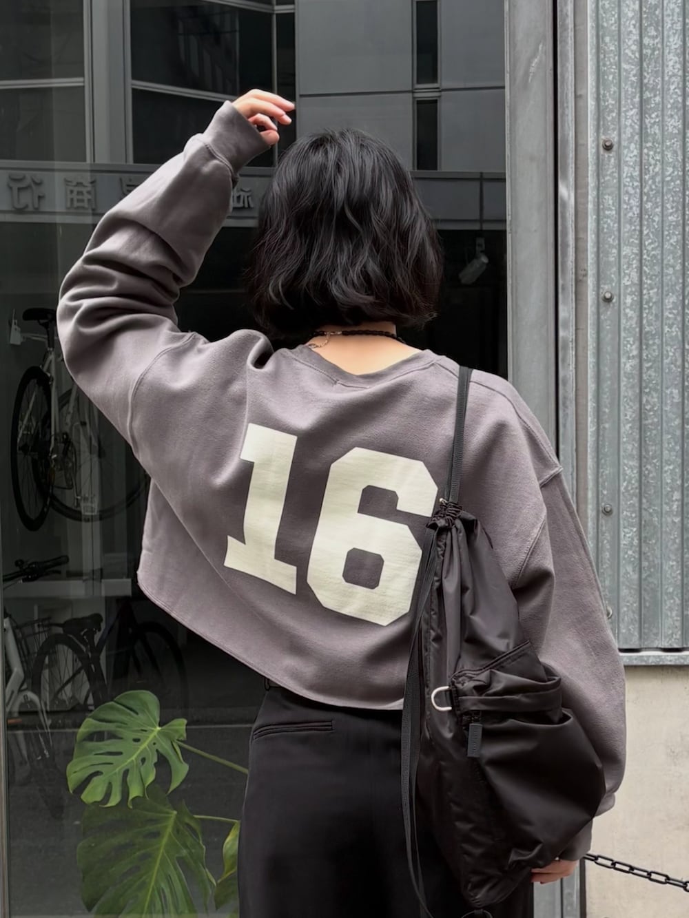 ブラック系のスニーカー、ブラック系のその他パンツ、グレー系のスウェットを着用したレディースの春コーディネートの4枚目の写真