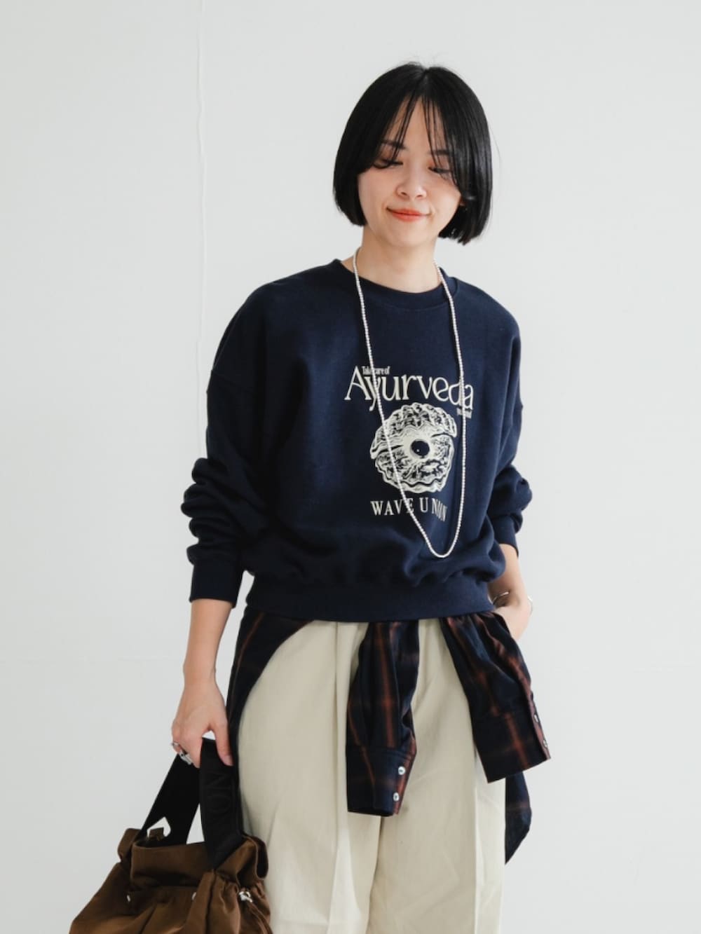 ブルー系のシャツ/ブラウス、ブラウン系のローファー、ブルー系のスウェットを着用したレディースの冬コーディネートの2枚目の写真