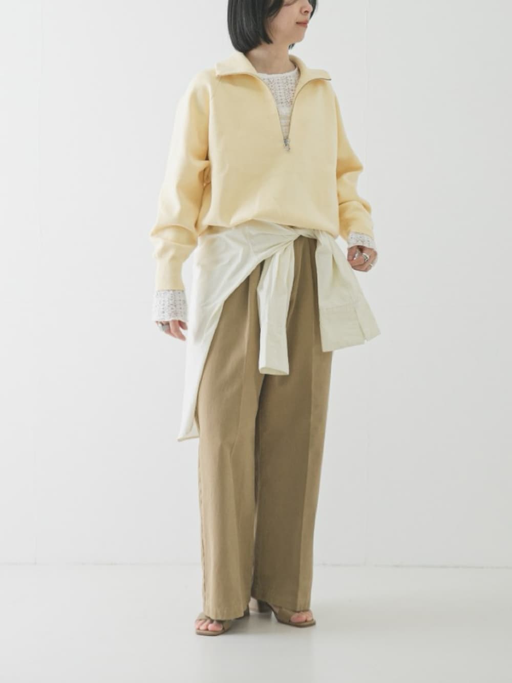 イエロー系のスウェット、ホワイト系のTシャツ/カットソー、ホワイト系のシャツ/ブラウスを着用したレディースの冬コーディネートの2枚目の写真