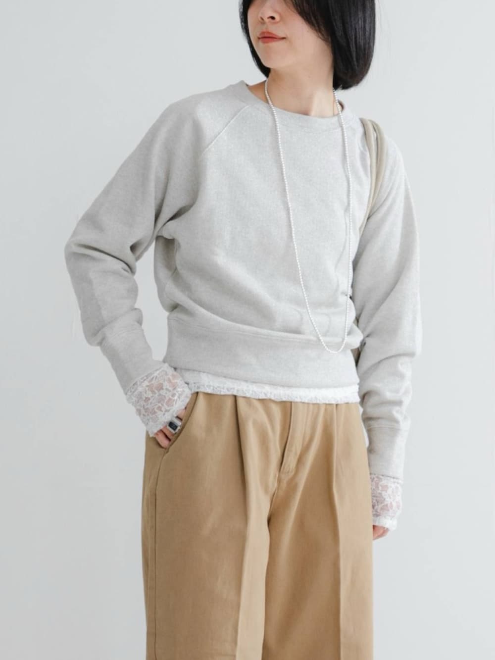 ホワイト系のTシャツ/カットソー、ホワイト系のスウェット、シルバー系のパンプスを着用したレディースの冬コーディネートの3枚目の写真