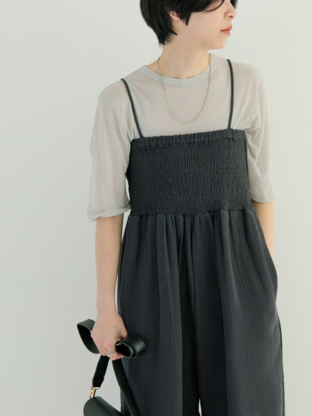 グレー系のTシャツ/カットソー、グレー系のサロペット/オーバーオール、ブラック系のショルダーバッグを着用したレディースの春コーディネートの3枚目の写真