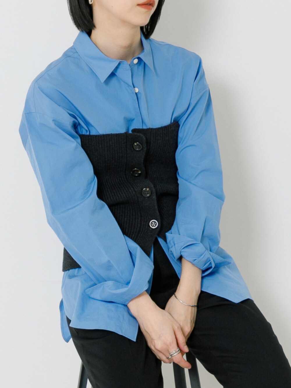 グレー系のその他トップス、ブルー系のシャツ/ブラウス、ブラック系のその他パンツを着用したレディースの春コーディネートの2枚目の写真