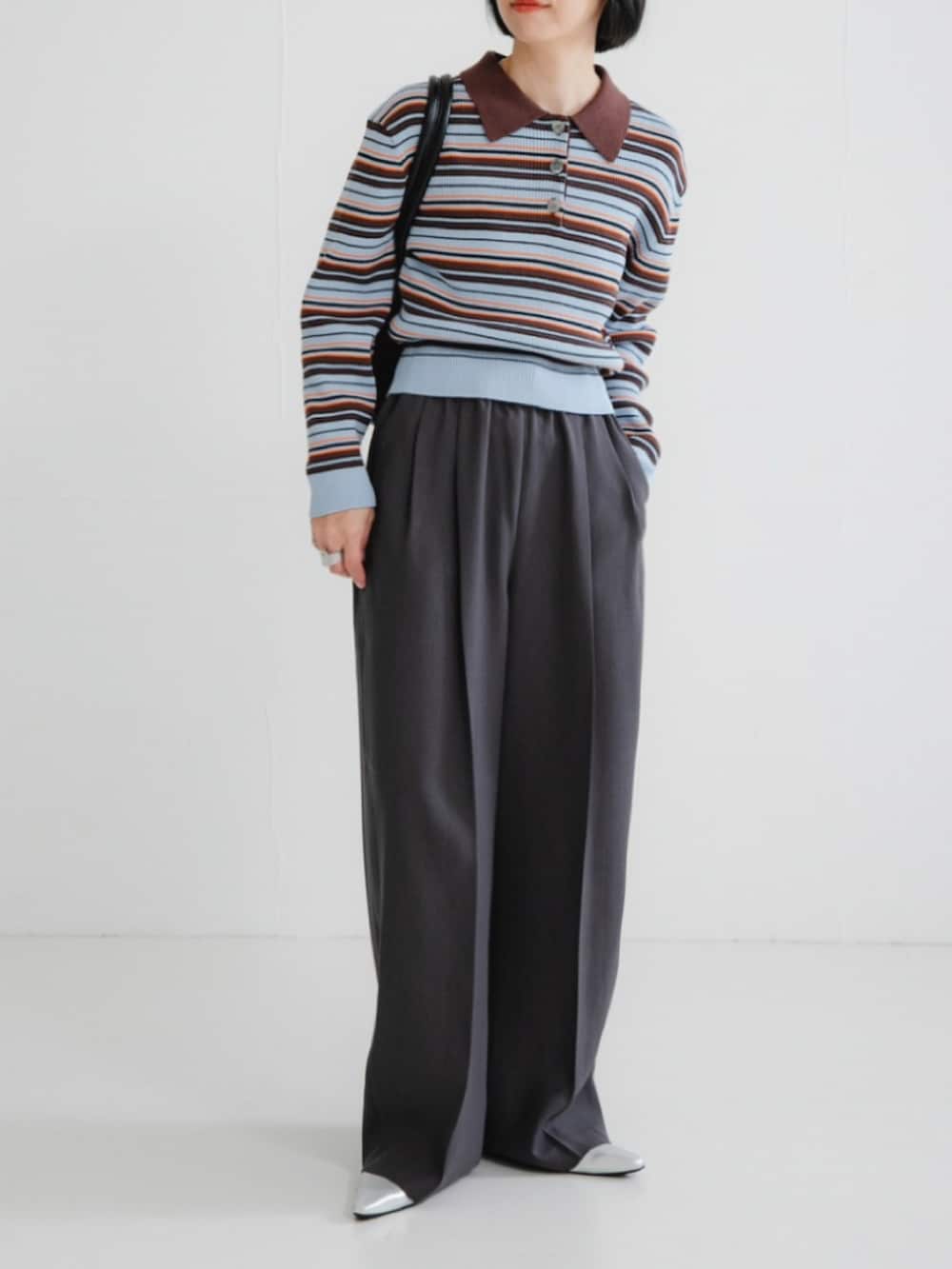 その他のニット/セーター、グレー系のその他パンツを着用したレディースの冬コーディネートの2枚目の写真