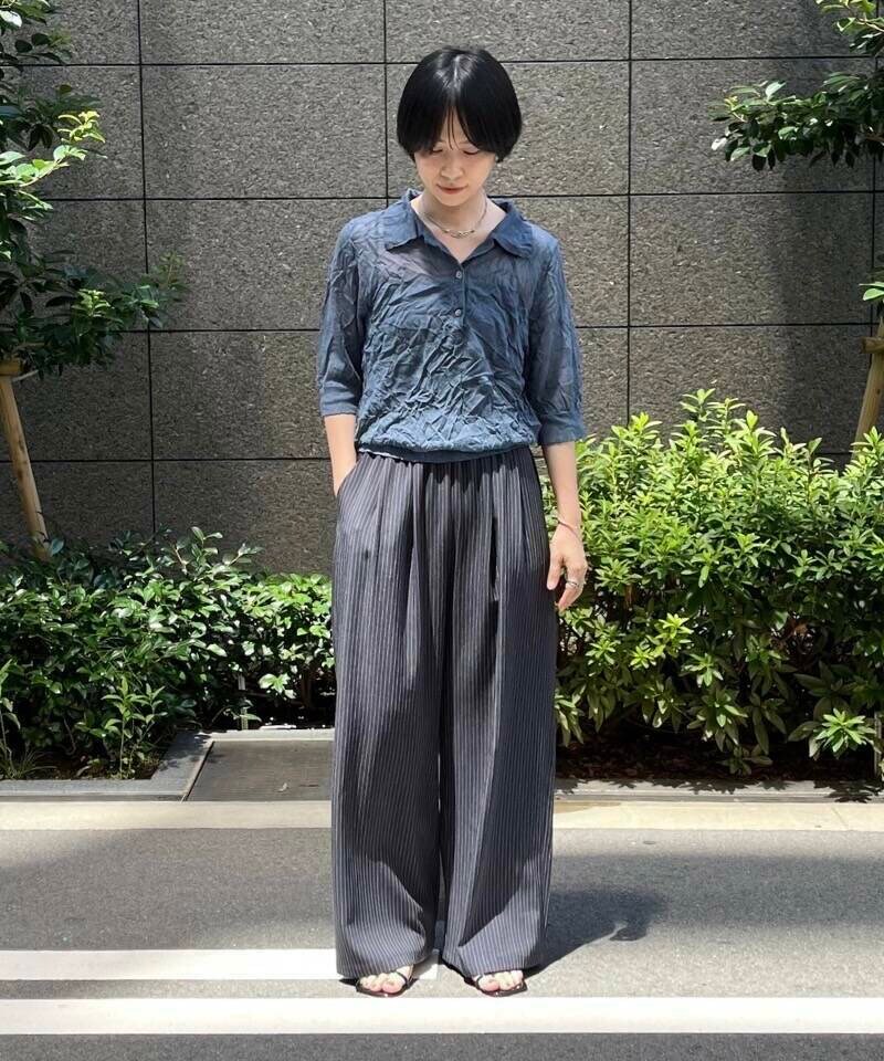 グレー系のニット/セーター、その他のその他パンツを着用したレディースの夏コーディネートの3枚目の写真