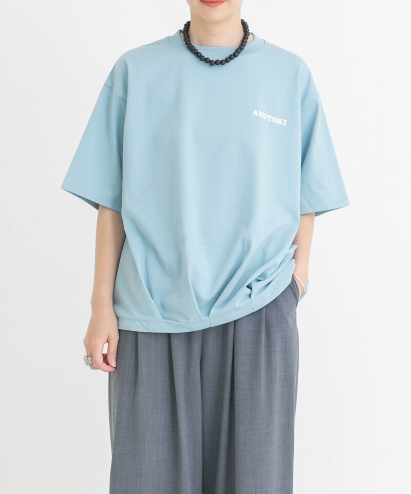 グレー系のその他パンツ、ブラック系のサンダル、ブルー系のTシャツ/カットソーを着用したレディースの夏コーディネートの3枚目の写真