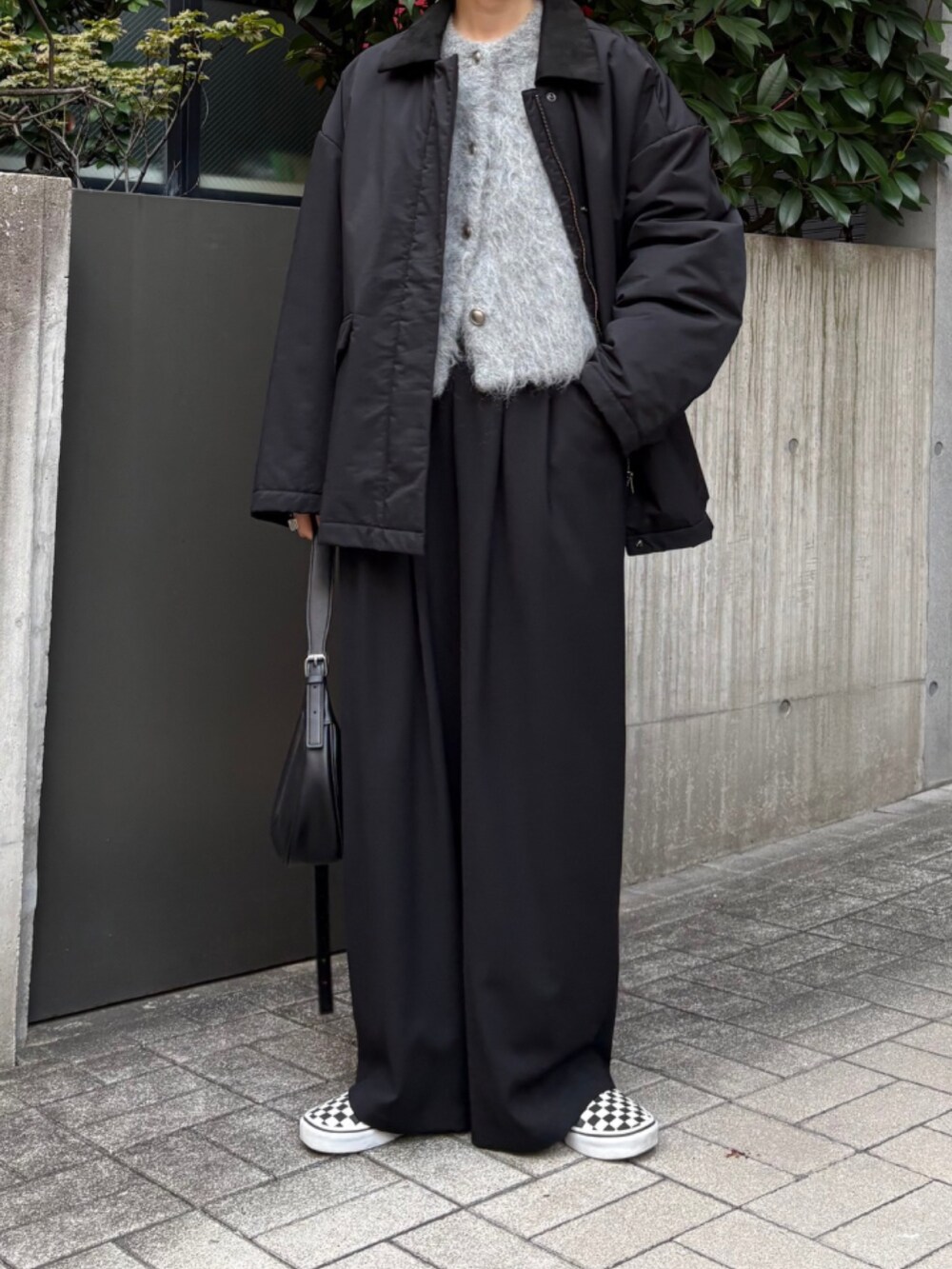 ブラック系のその他パンツ、ブラック系のダウンジャケット/コート、グレー系のカーディガン/ボレロを着用したレディースの秋コーディネートの4枚目の写真