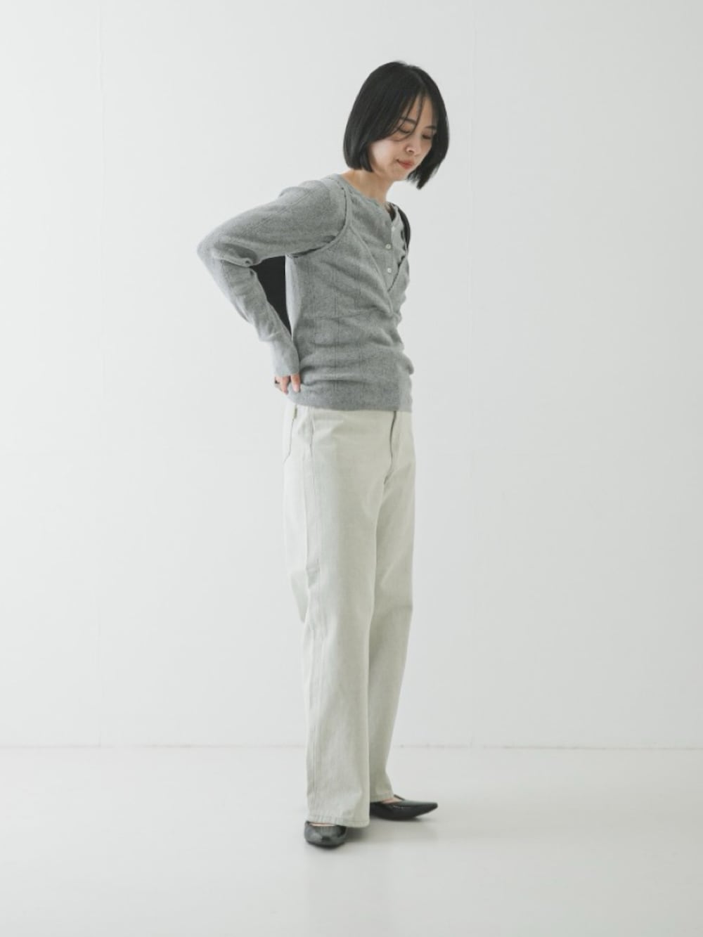 グレー系のニット/セーター、グレー系のニット/セーター、グレー系のデニムパンツを着用したレディースの冬コーディネートの3枚目の写真