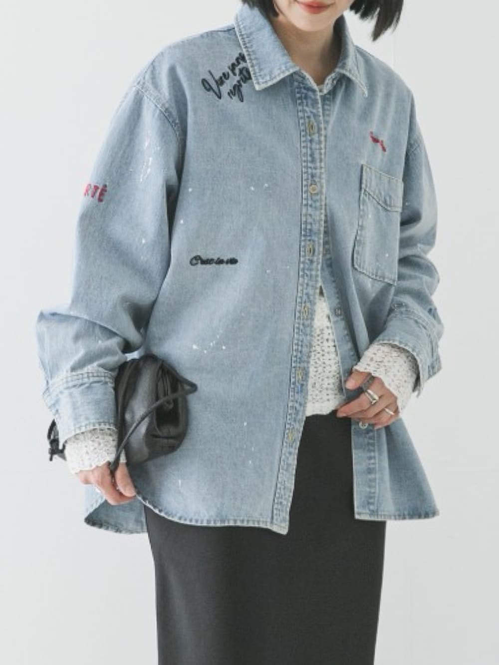 ブルー系のシャツ/ブラウス、ホワイト系のTシャツ/カットソー、ホワイト系のスニーカーを着用したレディースの冬コーディネートの2枚目の写真