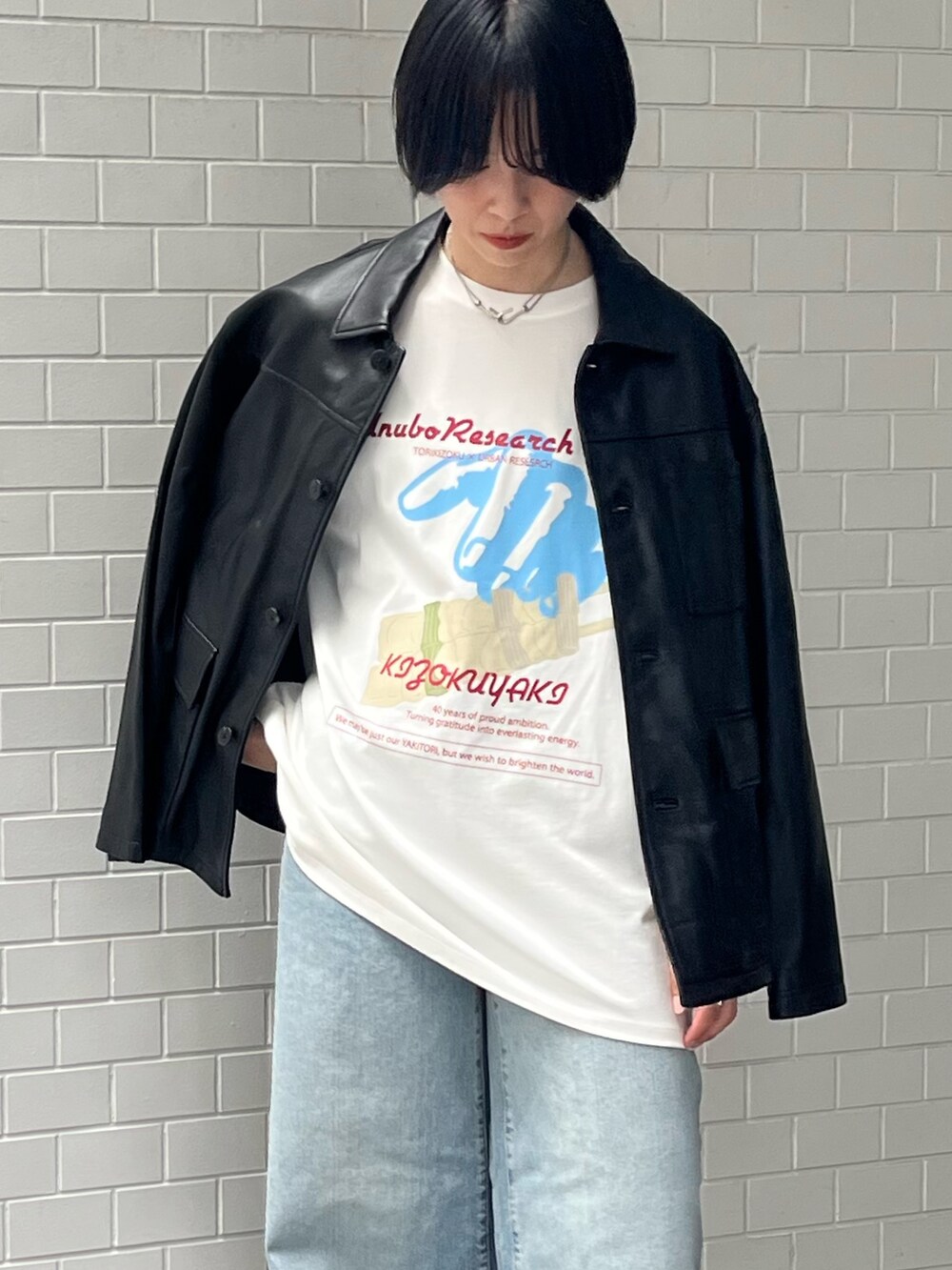 ブルー系のデニムパンツ、ブラック系のその他アウター、ホワイト系のTシャツ/カットソーを着用したレディースの秋コーディネートの3枚目の写真