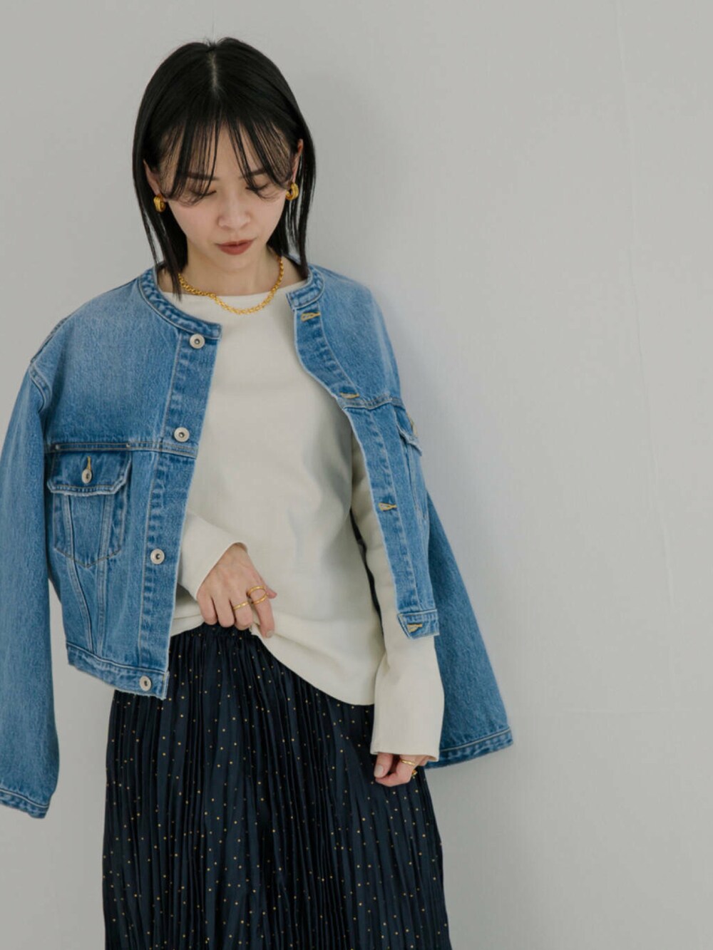 ホワイト系のTシャツ/カットソー、ブルー系のデニムジャケット、ブルー系のスカートを着用したレディースの冬コーディネートの3枚目の写真