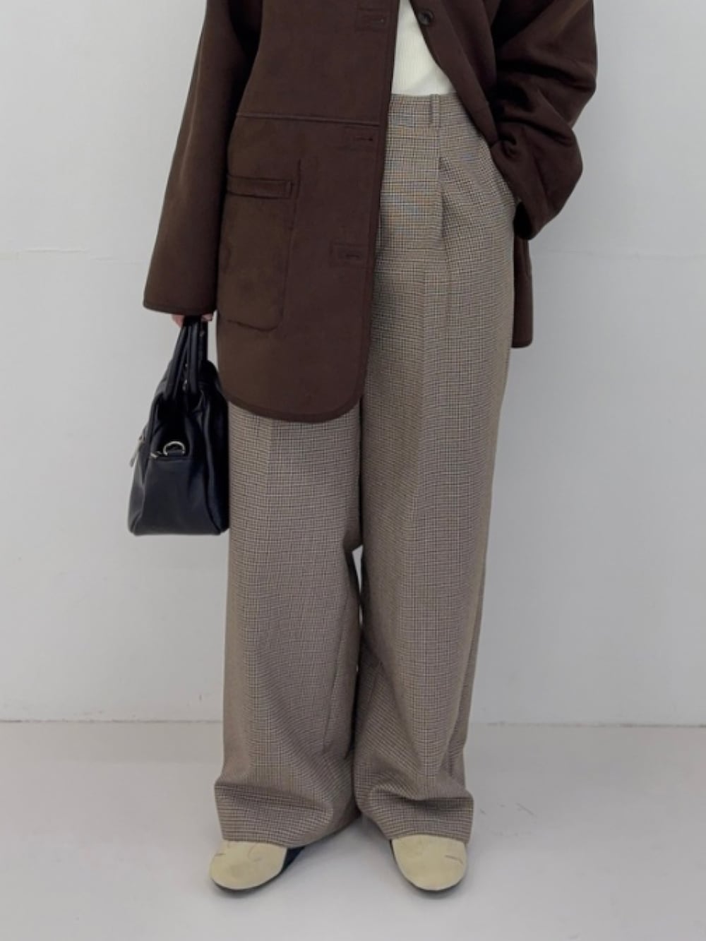 ホワイト系のニット/セーター、ブラウン系のムートンコート、ベージュ系のスニーカーを着用したレディースの秋コーディネートの4枚目の写真