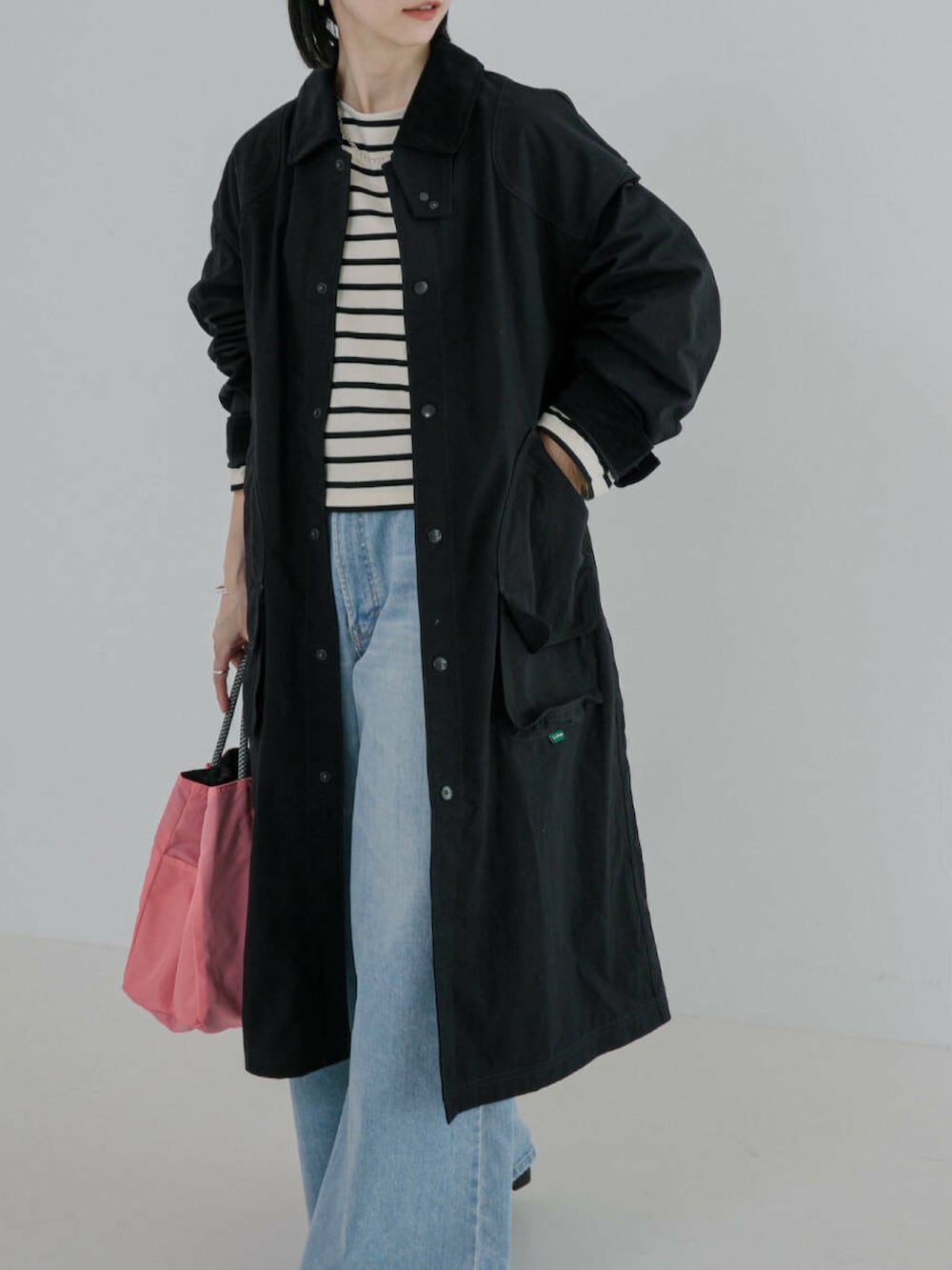 ホワイト系のTシャツ/カットソー、ブルー系のデニムパンツ、ピンク系のトートバッグを着用したレディースの冬コーディネートの2枚目の写真