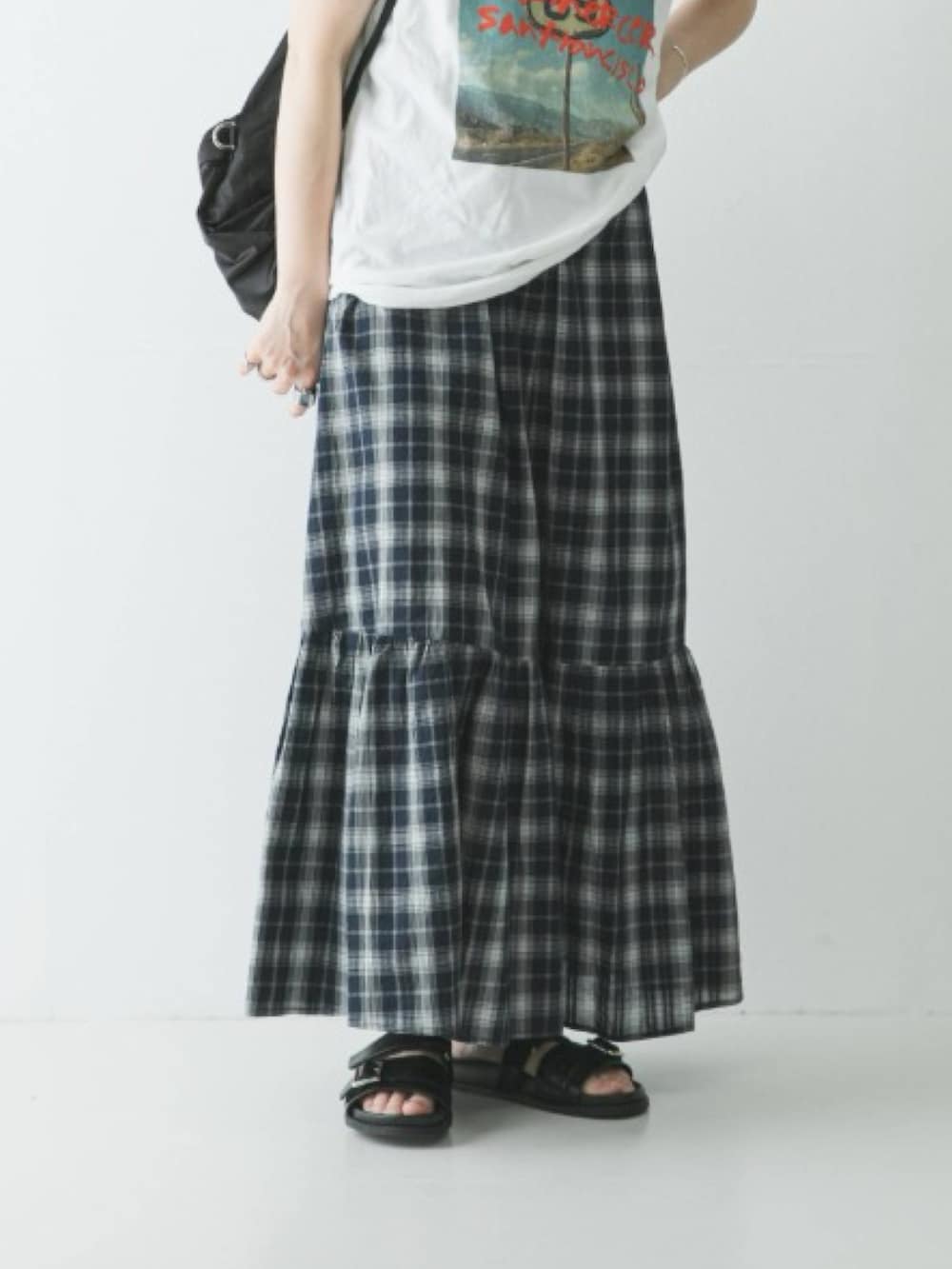 ホワイト系のTシャツ/カットソー、ブルー系のワンピース、ブラック系のサンダルを着用したレディースの春コーディネートの2枚目の写真