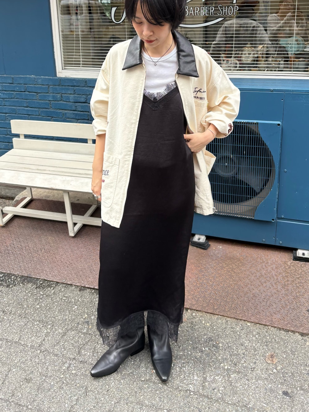 ベージュ系のカバーオール、ホワイト系のTシャツ/カットソー、ブラック系のワンピースを着用したレディースの秋コーディネートの2枚目の写真