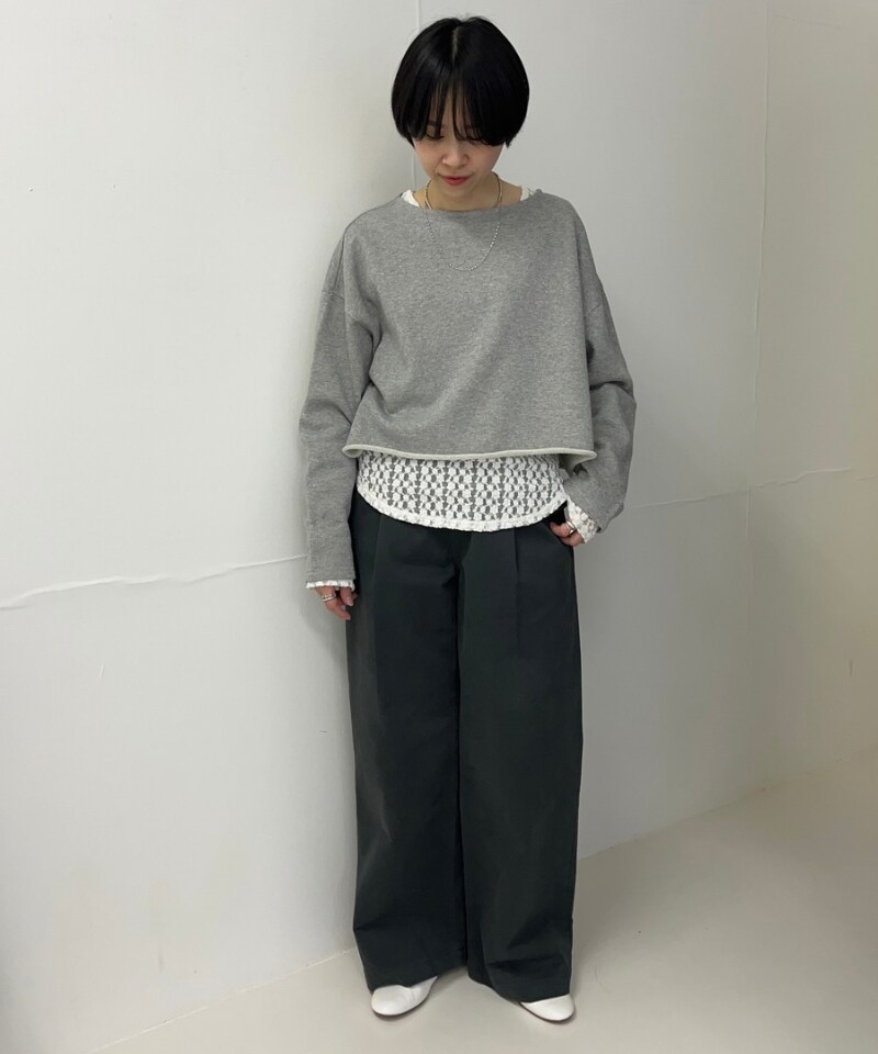 グレー系のスウェット、グレー系のその他パンツ、ホワイト系のバレエシューズを着用したレディースの春コーディネートの2枚目の写真