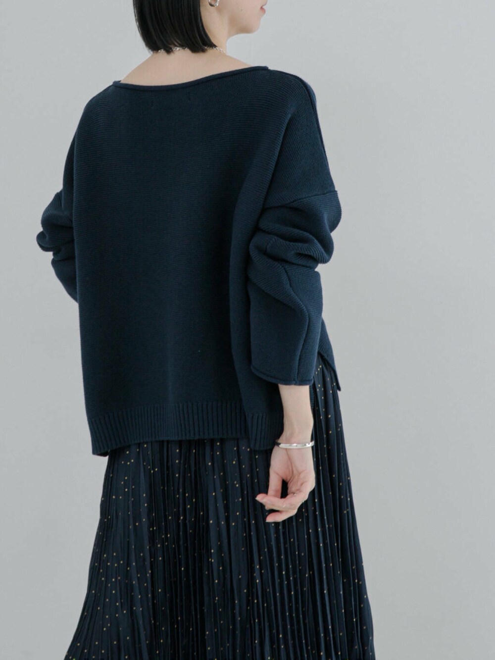 ブルー系のニット/セーター、ブルー系のスカートを着用したレディースの冬コーディネートの2枚目の写真