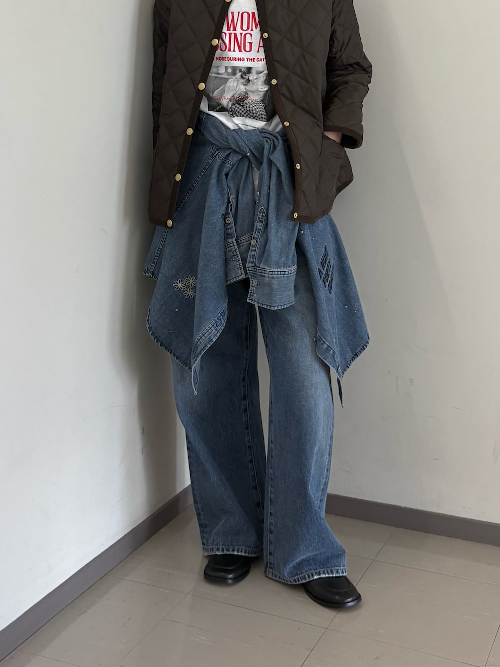 ブラウン系のダウンジャケット/コート、ブルー系のシャツ/ブラウス、ホワイト系のTシャツ/カットソーを着用したレディースの夏コーディネートの3枚目の写真