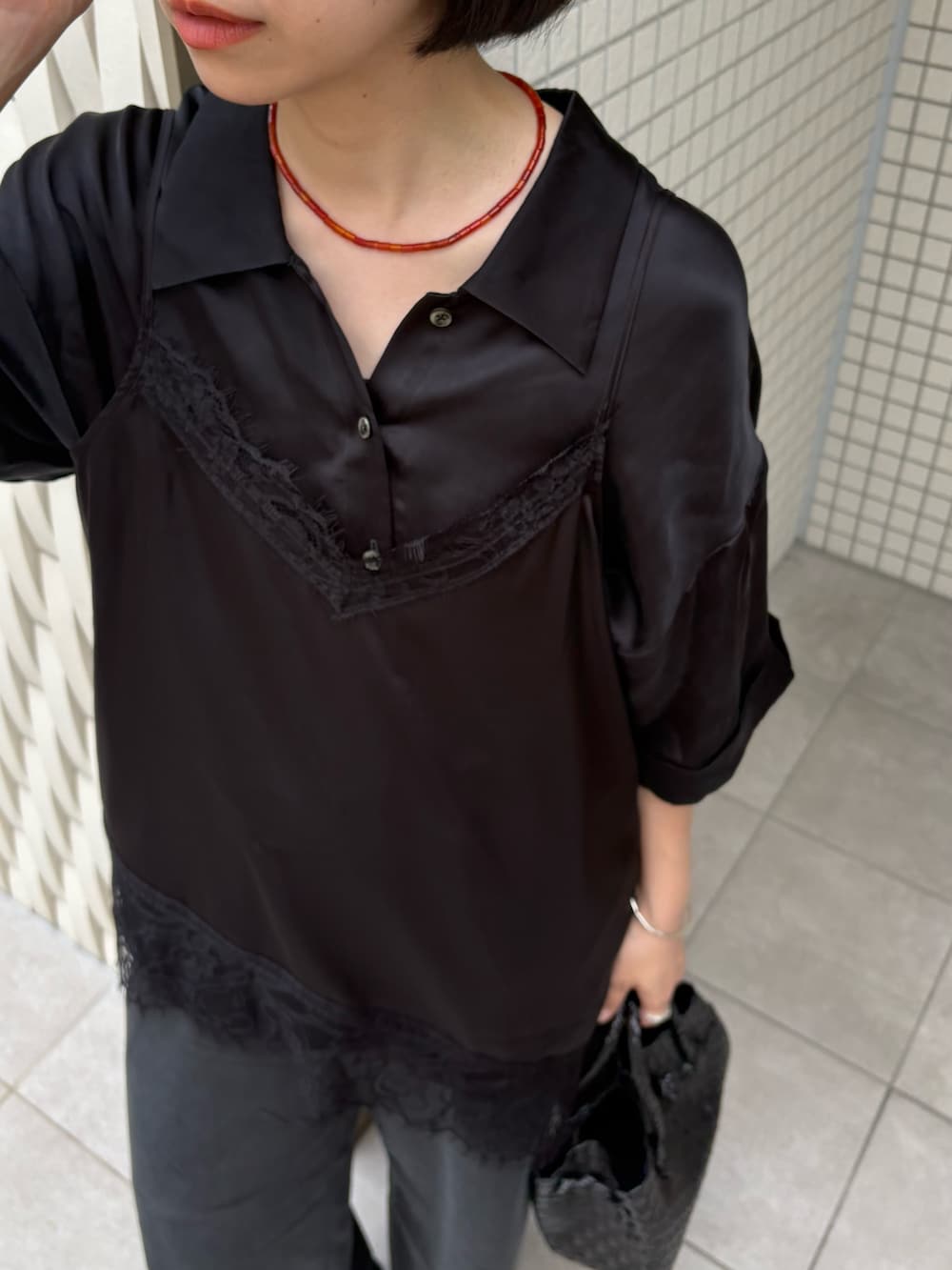 ブラック系のその他パンツ、ブラック系のトートバッグ、ブラック系のサンダルを着用したレディースの夏コーディネートの2枚目の写真