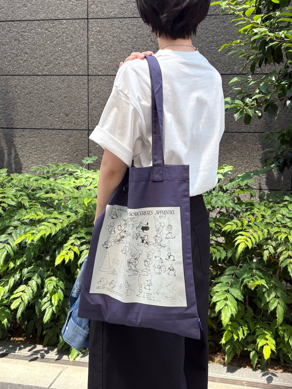 その他のTシャツ/カットソー、その他のトートバッグ、ブラック系のその他パンツを着用したレディースの夏コーディネートの2枚目の写真