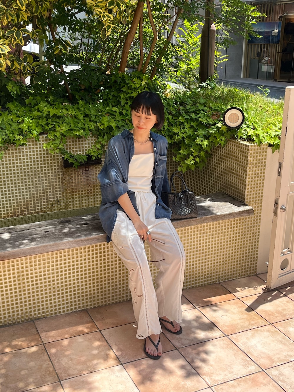ブルー系のシャツ/ブラウス、ホワイト系のその他パンツ、ブラック系のサンダルを着用したレディースの夏コーディネートの2枚目の写真