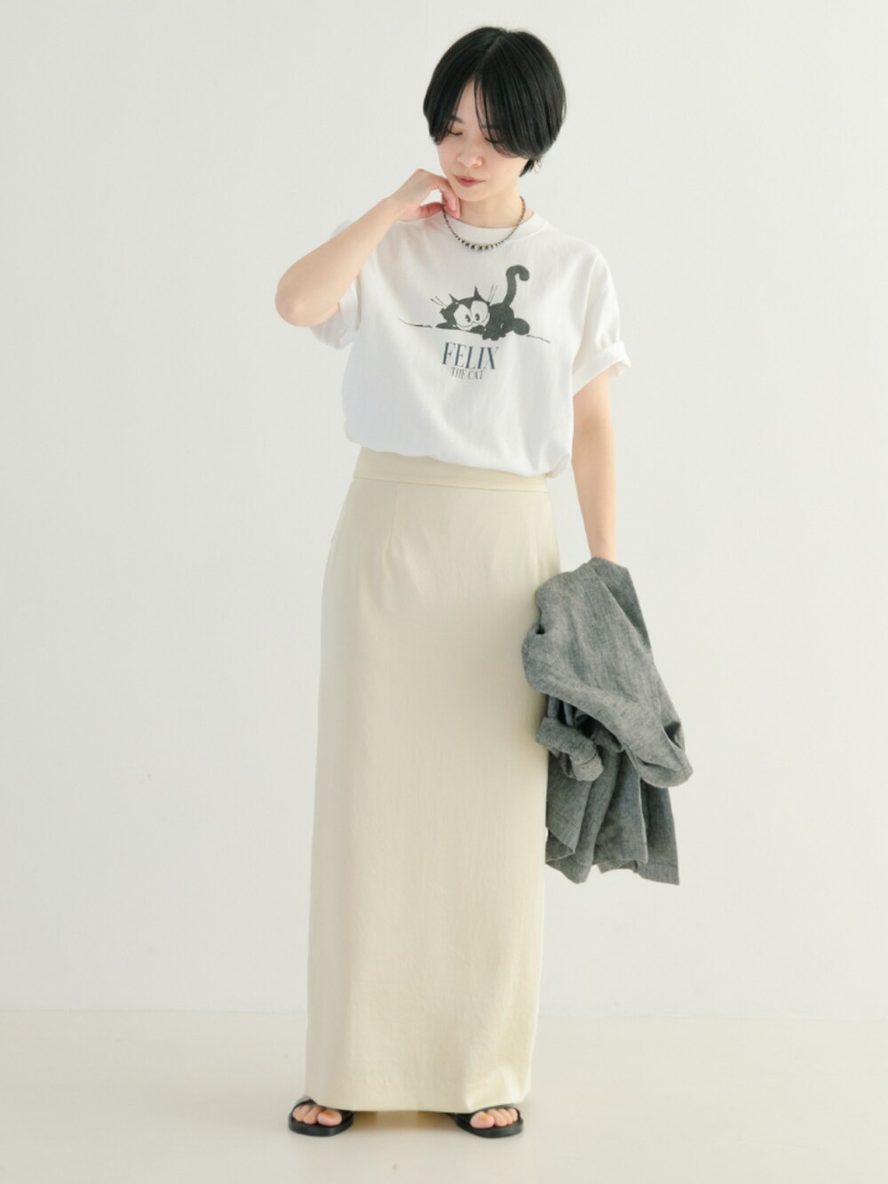 ホワイト系のTシャツ/カットソー、ブラック系のノーカラージャケットを着用したレディースの春コーディネートの5枚目の写真