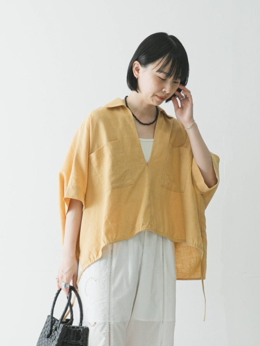 ベージュ系のシャツ/ブラウス、ホワイト系のその他パンツ、ブラック系のサンダルを着用したレディースの春コーディネートの2枚目の写真