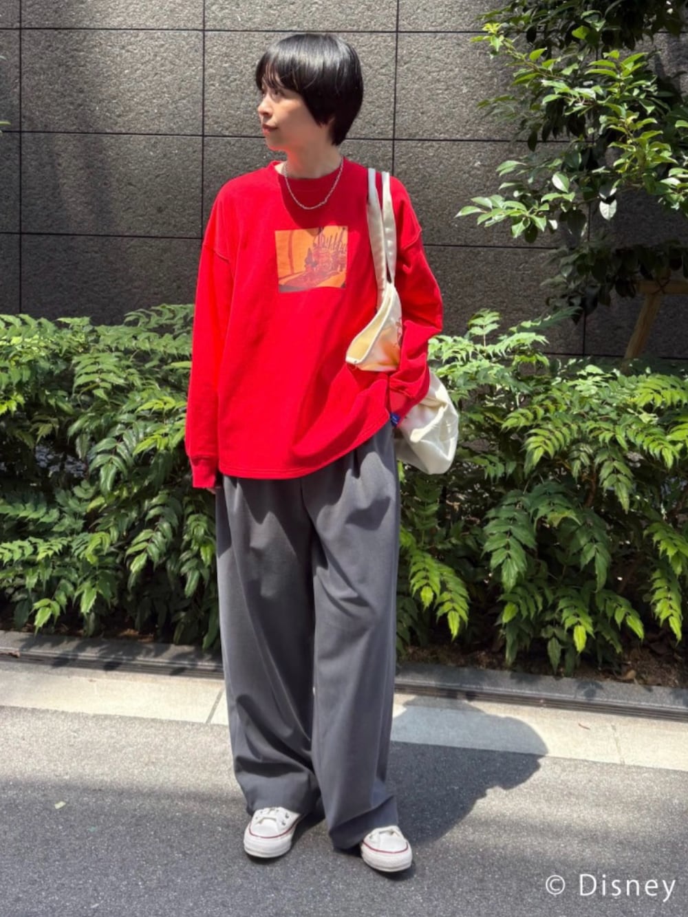 レッド系のスウェット、グレー系のその他パンツ、その他のトートバッグを着用したレディースの夏コーディネートの3枚目の写真
