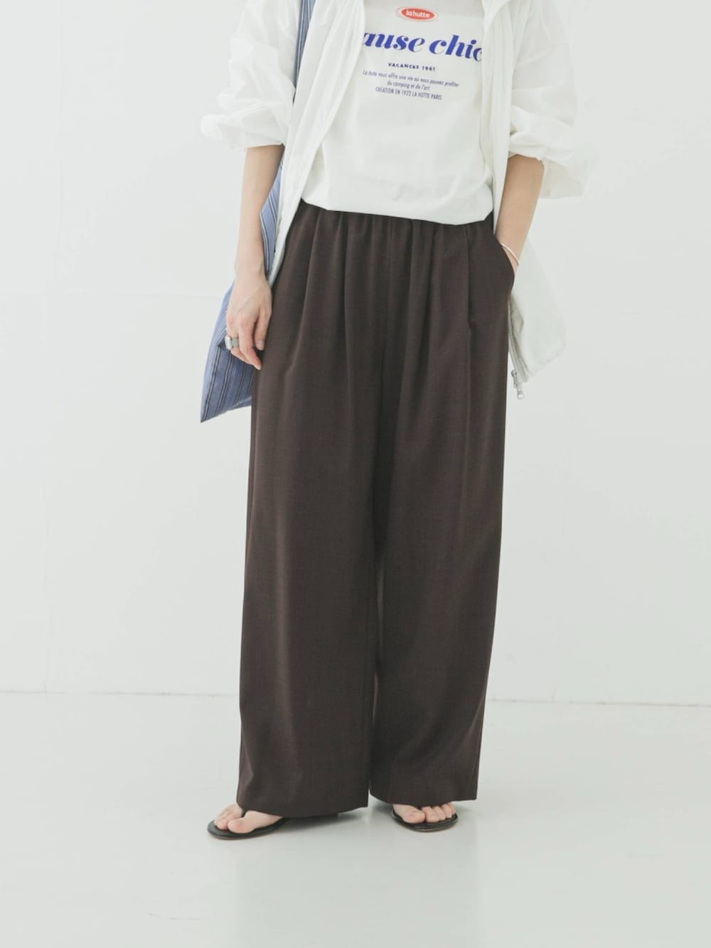 ホワイト系のブルゾン、その他のTシャツ/カットソー、その他のトートバッグを着用したレディースの春コーディネートの4枚目の写真