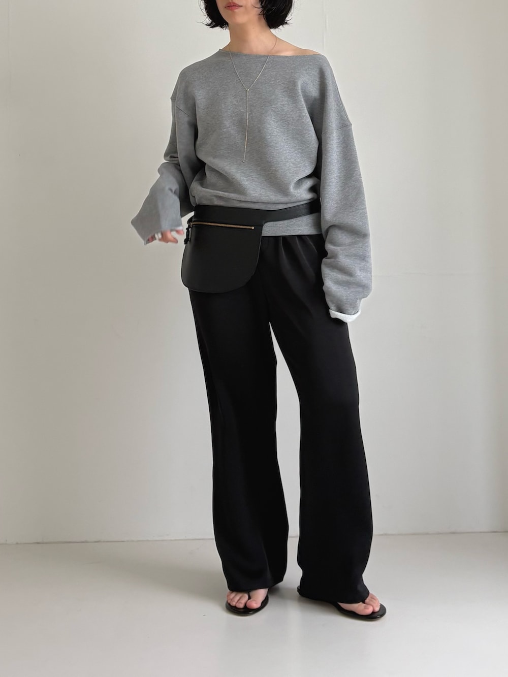 グレー系のスウェット、ブラック系のその他パンツ、ゴールド系のネックレスを着用したレディースの春コーディネートの2枚目の写真