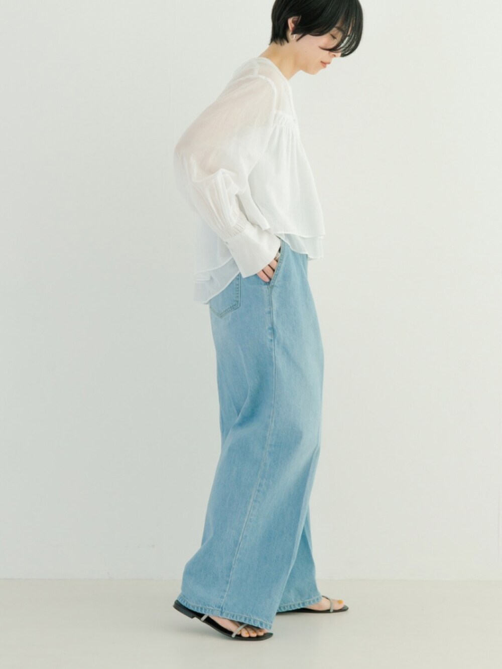 ホワイト系のシャツ/ブラウスを着用したレディースの春コーディネートの2枚目の写真