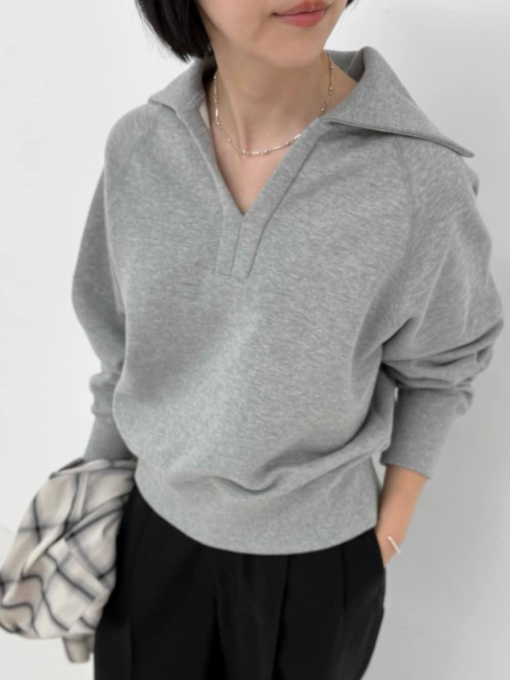 グレー系のスウェット、ホワイト系のシャツ/ブラウス、ブラック系のその他パンツを着用したレディースの冬コーディネートの3枚目の写真