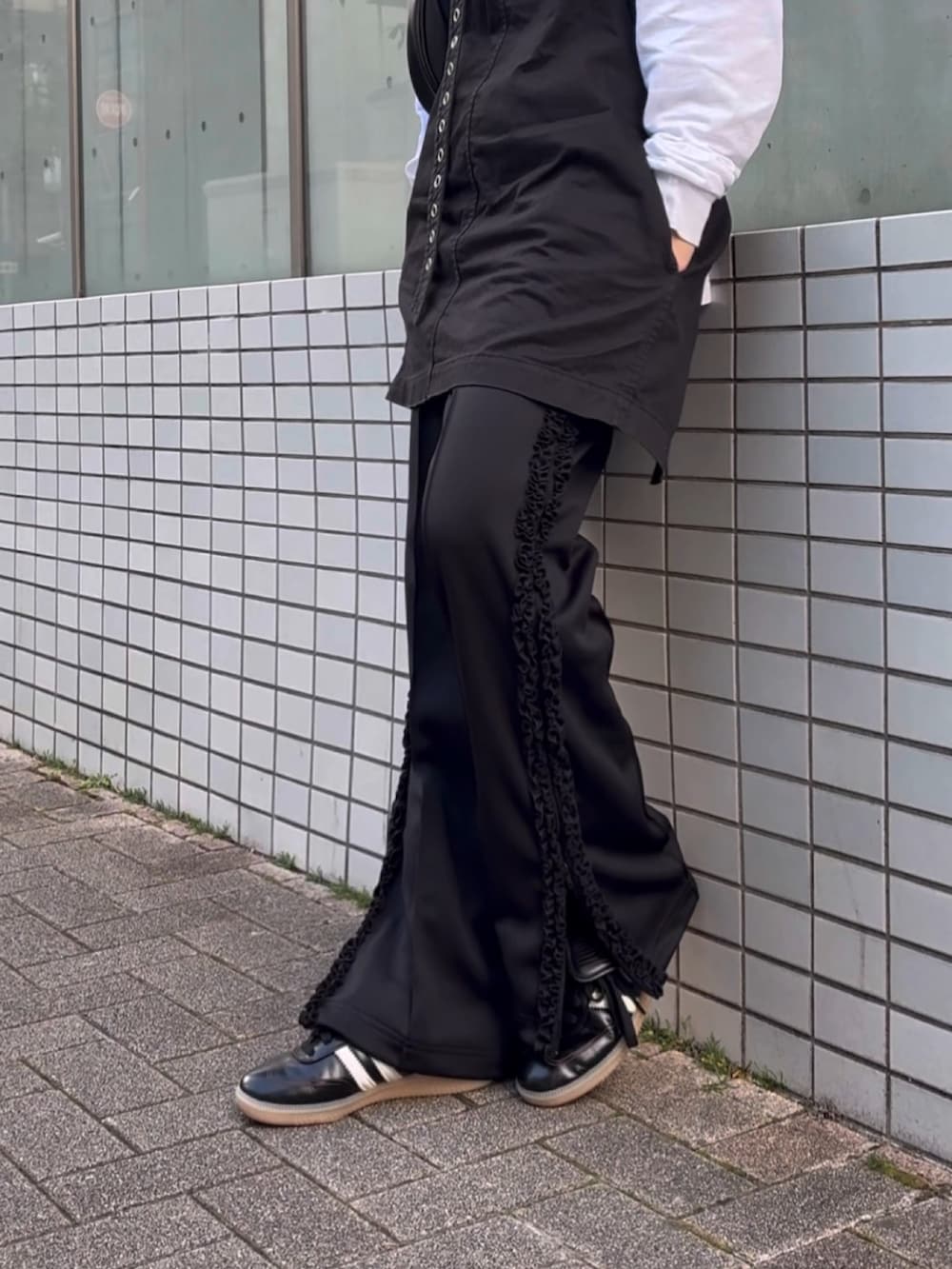 ブラック系のベスト、ブラック系のその他パンツ、ブラック系のスニーカーを着用したレディースの冬コーディネートの4枚目の写真