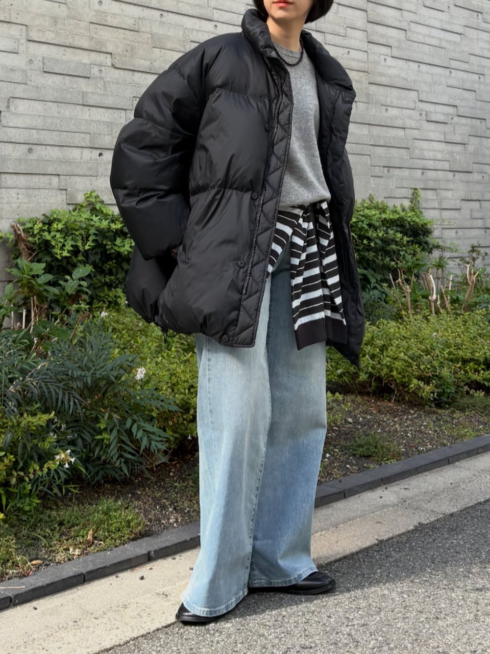 ブラック系のローファー、グリーン系のニット/セーター、グレー系のニット/セーターを着用したレディースの秋コーディネートの2枚目の写真