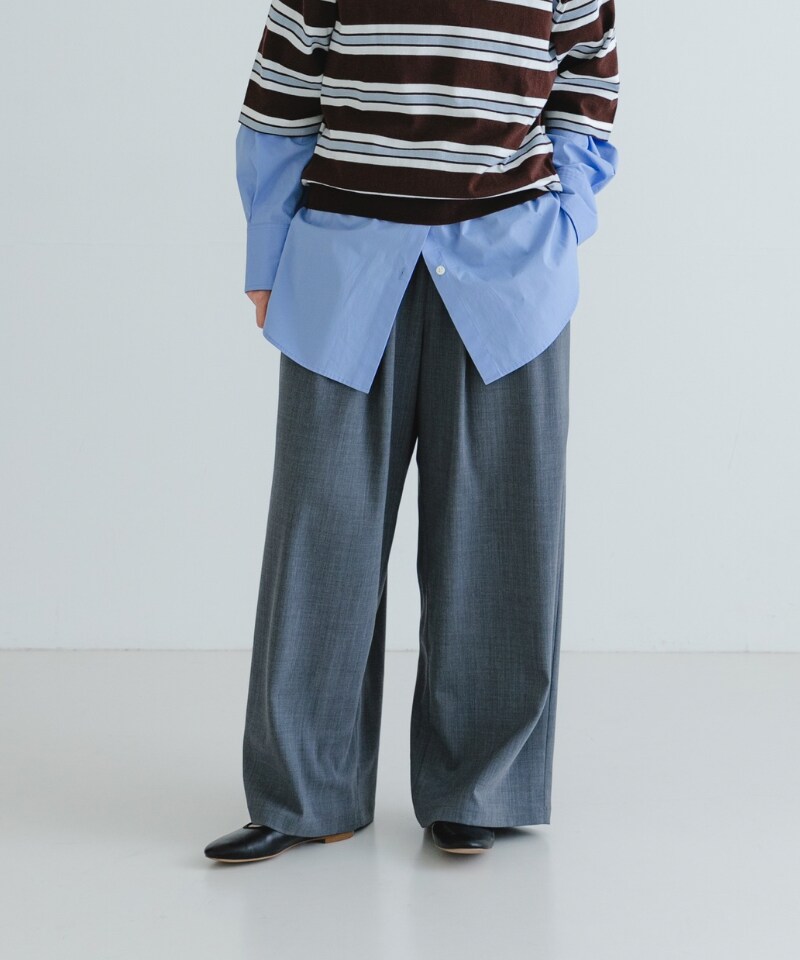 ブラック系のバレエシューズ、グレー系のその他パンツ、ブルー系のシャツ/ブラウスを着用したレディースの春コーディネートの2枚目の写真