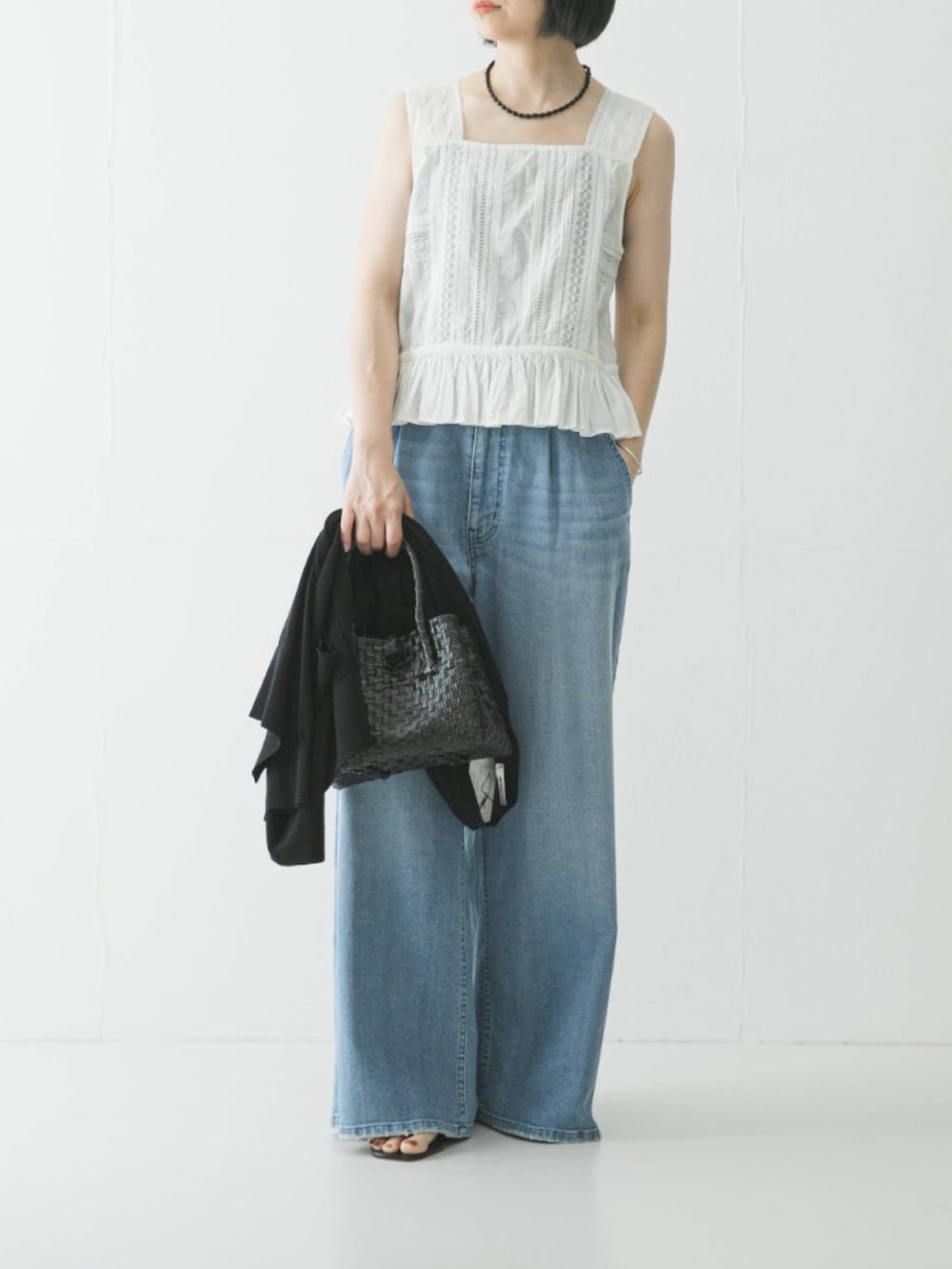 ホワイト系のシャツ/ブラウス、ブルー系のデニムパンツ、ブラック系のカーディガン/ボレロを着用したレディースの夏コーディネートの3枚目の写真