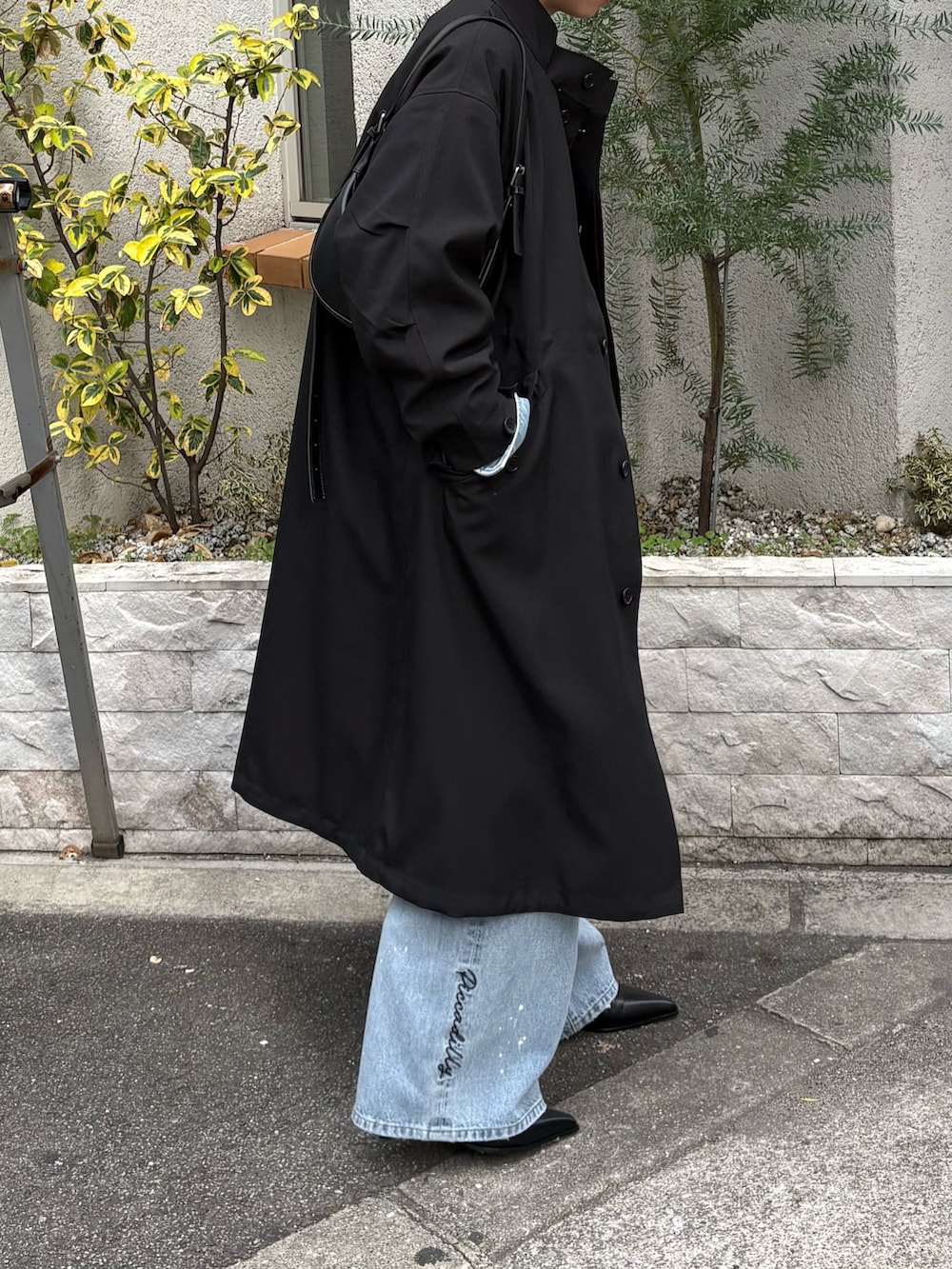ブラック系のその他アウター、ブラック系のブーツ、ブラック系のネックレスを着用したレディースの冬コーディネートの2枚目の写真