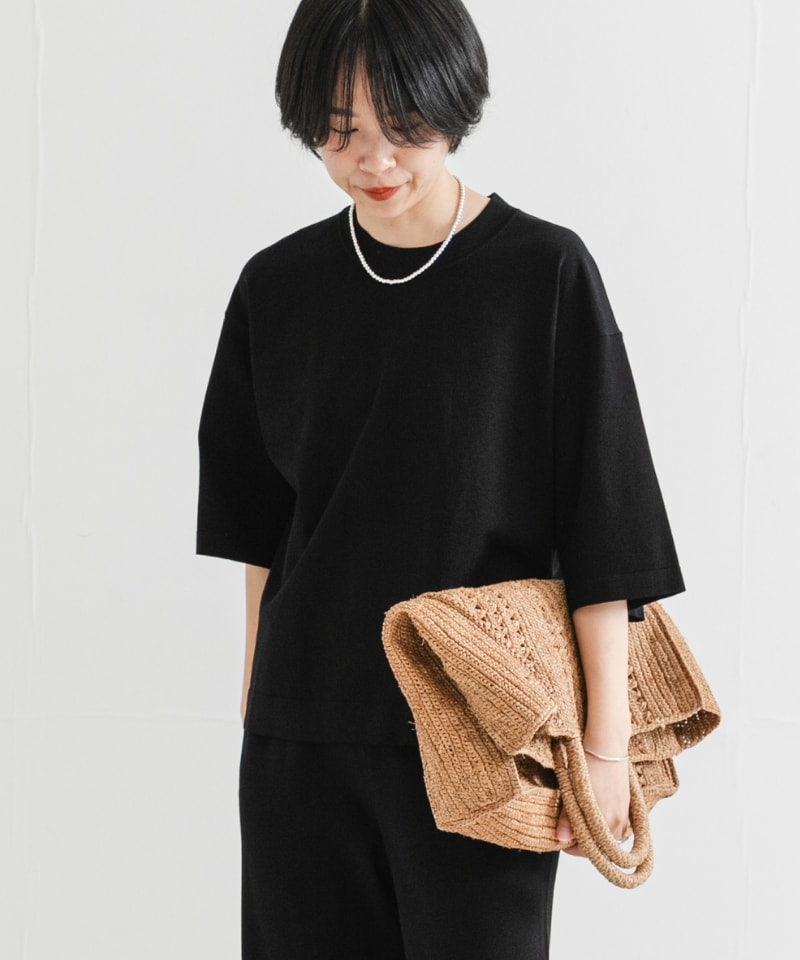 ブラック系のサンダル、ブラック系のTシャツ/カットソー、ブラック系のその他パンツを着用したレディースの夏コーディネートの2枚目の写真