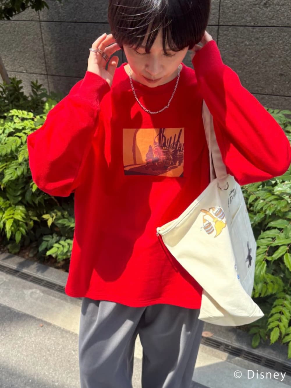 レッド系のスウェット、グレー系のその他パンツ、その他のトートバッグを着用したレディースの夏コーディネートの2枚目の写真
