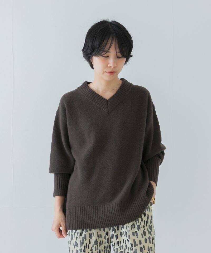 ホワイト系のその他パンツ、ブラウン系のニット/セーター、ブラウン系のローファーを着用したレディースの秋コーディネートの3枚目の写真