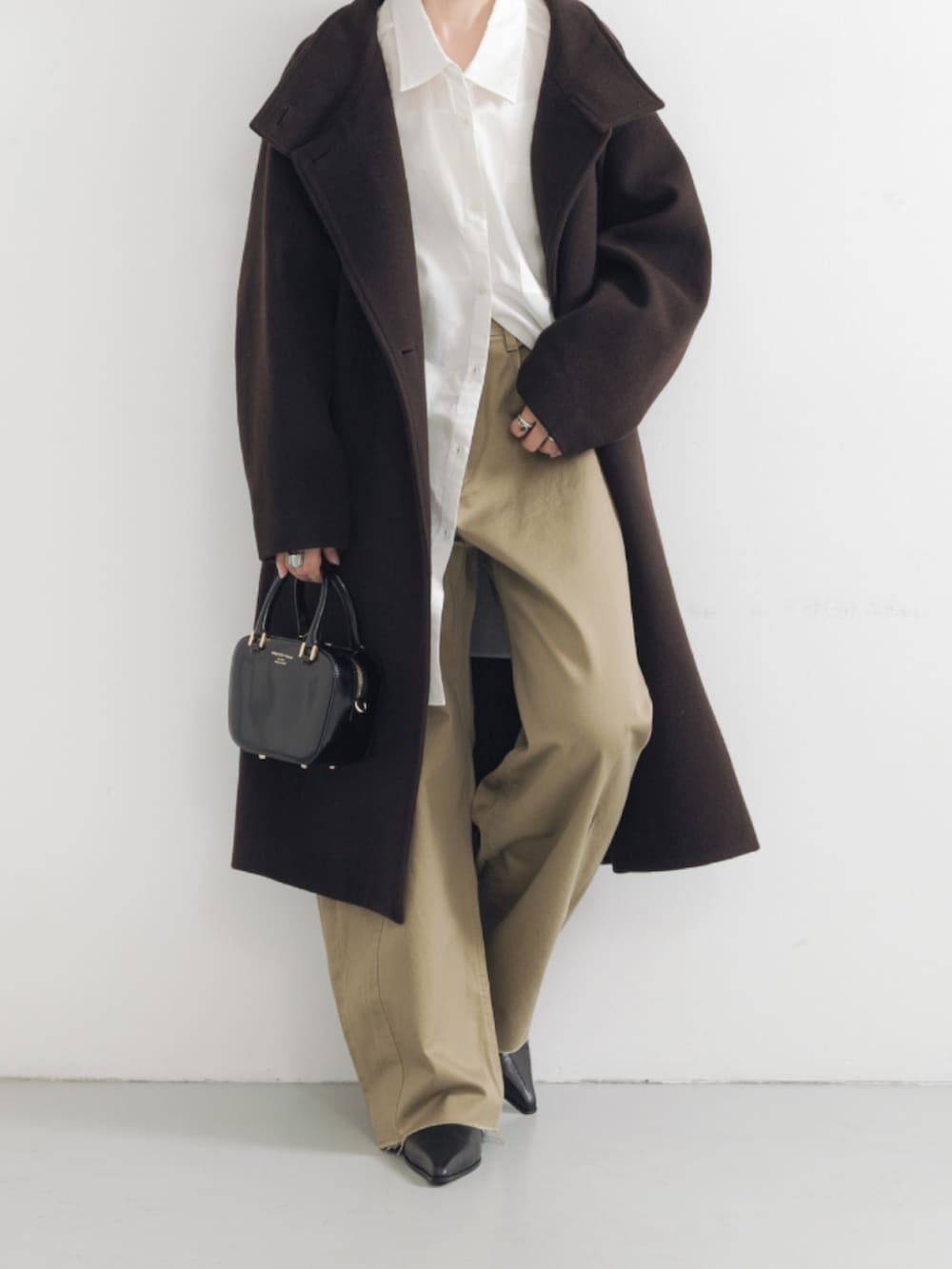 ベージュ系のその他パンツ、ホワイト系のシャツ/ブラウス、ブラウン系のその他アウターを着用したレディースの秋コーディネートの3枚目の写真