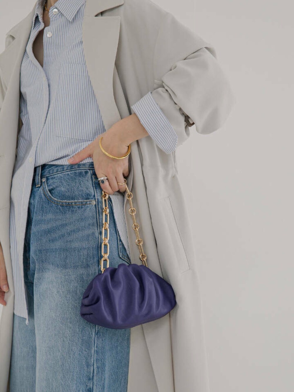 その他のシャツ/ブラウス、ホワイト系のトレンチコート、ブルー系のデニムパンツを着用したレディースの冬コーディネートの4枚目の写真