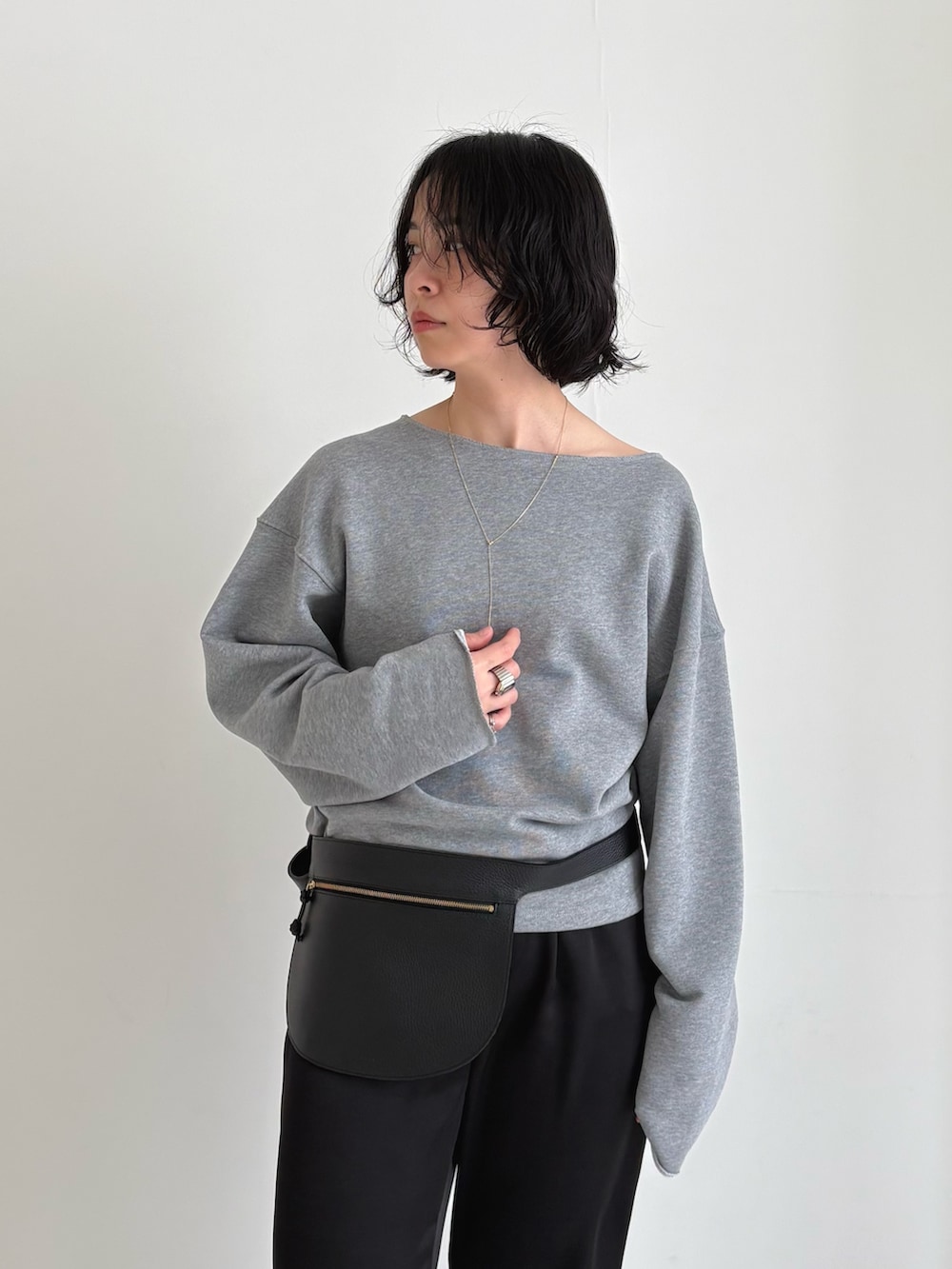 グレー系のスウェット、ブラック系のその他パンツ、ゴールド系のネックレスを着用したレディースの春コーディネートの3枚目の写真