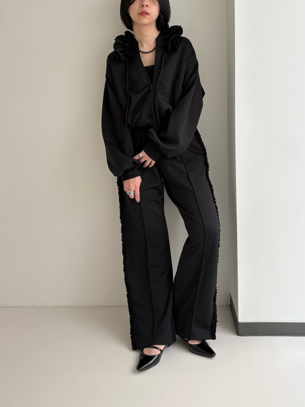 ブラック系のブルゾン、ブラック系のその他パンツを着用したレディースの冬コーディネートの3枚目の写真