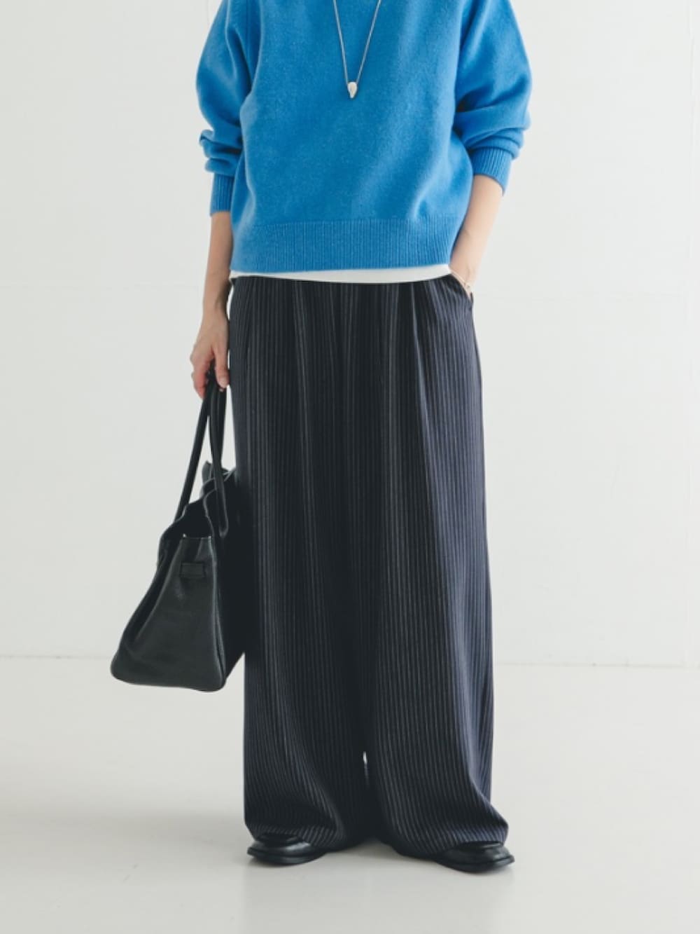 ブラック系のローファー、ブラック系のトートバッグ、その他のその他パンツを着用したレディースの冬コーディネートの4枚目の写真