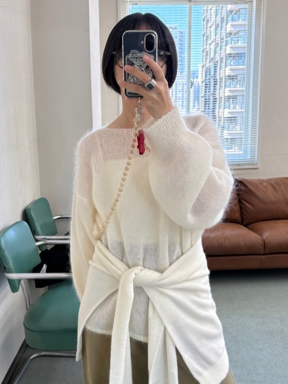 ホワイト系のニット/セーター、ホワイト系のニット/セーター、ベージュ系のその他パンツを着用したレディースの秋コーディネートの2枚目の写真