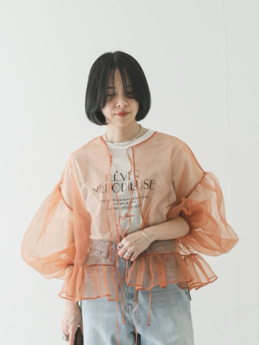 ベージュ系のシャツ/ブラウス、その他のTシャツ/カットソー、ブラウン系のショルダーバッグを着用したレディースの春コーディネートの3枚目の写真