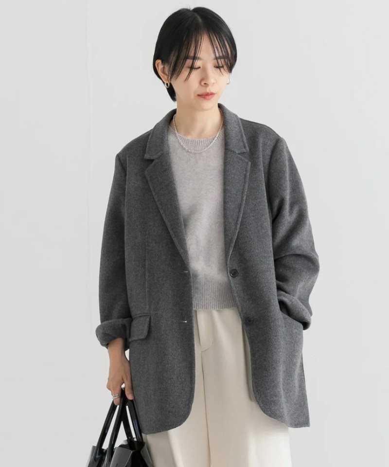 ベージュ系のその他パンツ、グレー系のベスト、グレー系のその他アウターを着用したレディースの夏コーディネートの2枚目の写真