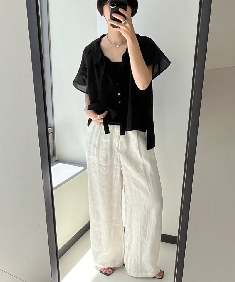 ホワイト系のその他パンツ、ブラック系のシャツ/ブラウスを着用したレディースの夏コーディネートの4枚目の写真